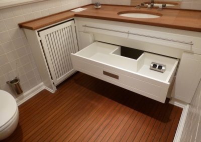 Waschtischschrank weiß lackiert mit massiver Holzwaschtischplatte Tischlerei Brümmer